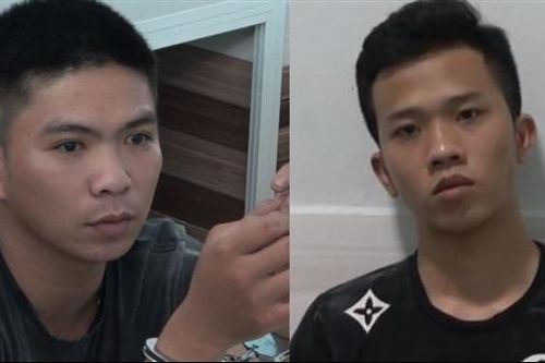 Khám xét nhà 2 tên cướp giật dây chuyền, lộ súng Rulo, xịt hơi cay