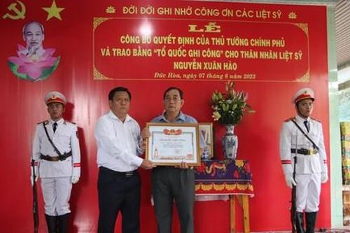 Trao bằng Tổ quốc ghi công cho thân nhân liệt sĩ Nguyễn Thanh Hào