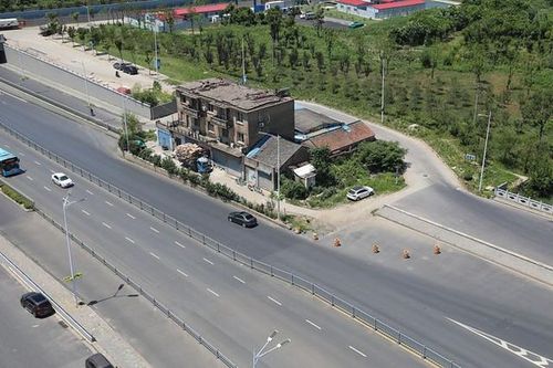Ngôi nhà 3 tầng kì dị chắn ngang đường cả 10 năm không di dời vì gia chủ 'cứng đầu' chê tiền đền bù rẻ mạt: Bí ẩn lý do rời đi sau 1 đêm
