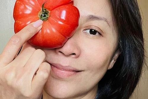 Lưu Gia Linh khoe da mộc không tỳ vết ở tuổi 58