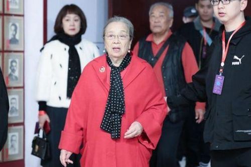 Tuổi U90 của 'Dung ma ma' Lý Minh Khải: Khỏe mạnh, ở nhà tiền tỷ
