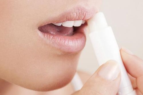 Vì sao dùng son nhiều gây thâm môi và cách khắc phục