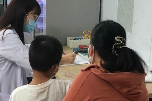 Bác sĩ hướng dẫn cách phát hiện trẻ chậm tăng trưởng chiều cao, cha mẹ cần biết