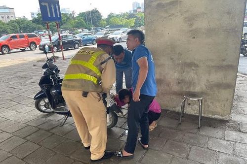 Cảnh sát giao thông sơ cứu 1 phụ nữ lớn tuổi say nắng bị ngất trên đường