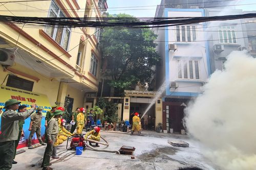 Xem thành viên tổ liên gia đồng tâm hiệp lực xử trí đám cháy nhà liền kề