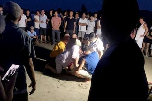 Người đàn ông đuối nước thương tâm khi cùng cháu trai đi tắm biển