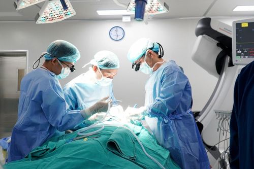 Đi khám viêm họng, phát hiện ung thư tuyến giáp