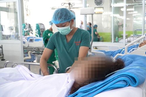 Một phụ nữ 50 tuổi nhập viện sau khi hút mỡ bụng