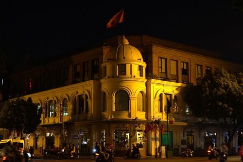 Đường phố, công viên Hà Nội thiếu ánh sáng vì cắt giảm điện