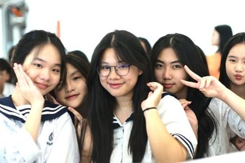 Hà Nội: Học sinh lớp 9 bịn rịn trong buổi học cuối cùng