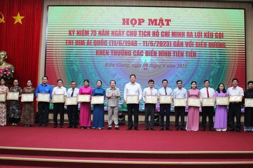 Kiên Giang: Tặng bằng khen 62 gương điển hình thi đua ái quốc