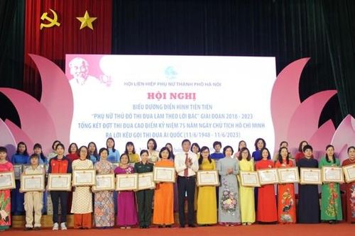 Biểu dương điển hình tiên tiến Phụ nữ Thủ đô thi đua làm theo lời Bác