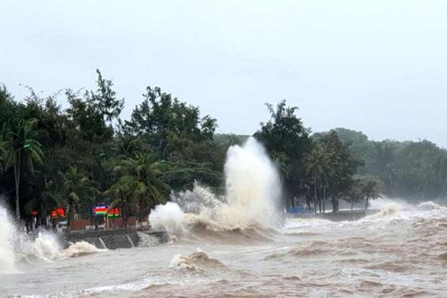 Dải hội tụ nối vùng áp thấp gây mưa dông mạnh trên nhiều vùng biển
