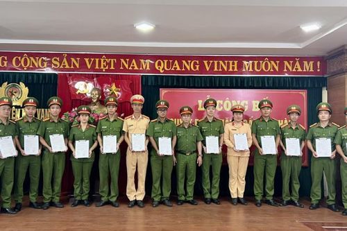 Công an các quận, huyện công bố quyết định thăng cấp bậc hàm, nâng bậc lương năm 2023