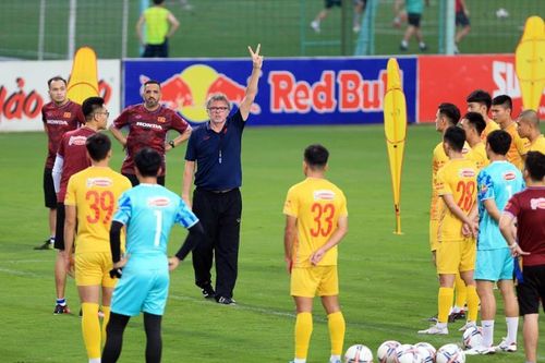 U23 và đội tuyển Việt Nam tập giáo án chung: Thấy gì từ ngôi nhà chung?