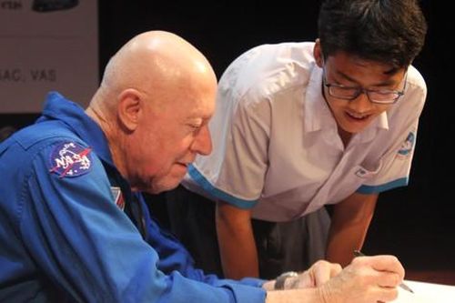 Sinh viên TP. HCM nghe cựu phi hành gia NASA kể về cuộc sống ngoài không gian