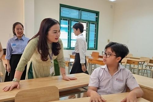 Học sinh gãy tay, chân được bố trí phòng thi riêng: Giáo dục vị nhân sinh!