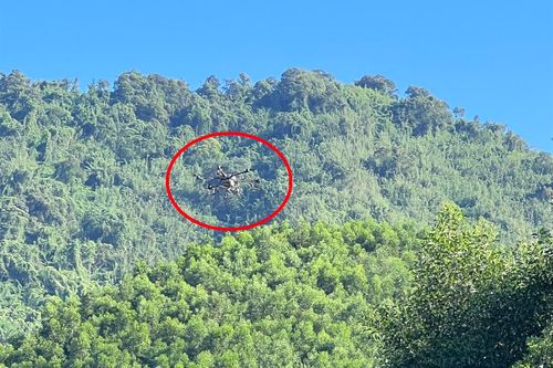 Nghệ An dùng drone phun thuốc diệt châu chấu