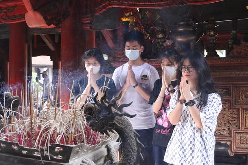 Sĩ tử nườm nượp đến Văn Miếu cầu may trước kỳ thi vào lớp 10