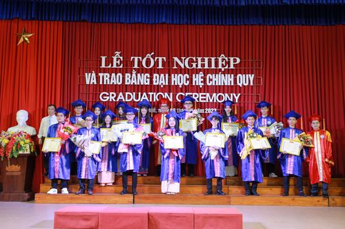Trao bằng tốt nghiệp cho hơn 400 sinh viên Trường ĐH Sư phạm Huế