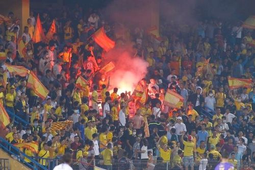 Hà Nội FC và Nam Định cùng 'lĩnh án' vì cổ động viên