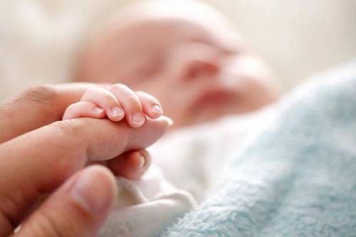 Phát hiện thi thể trẻ sơ sinh ở thềm nhà bếp của công an xã