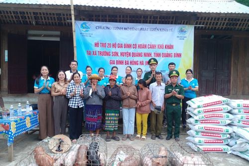 Trao tặng mô hình sinh kế cho đồng bào Bru-Vân Kiều