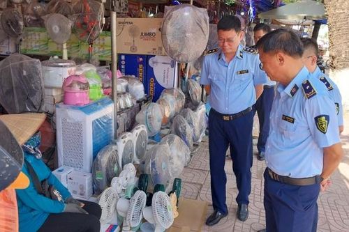 Hà Nội sẽ xử lý nghiêm các cửa hàng bán máy phát điện, quạt tích điện nhập lậu, hàng giả
