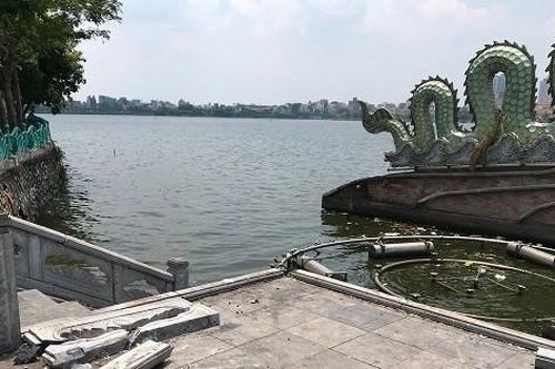 Quận Tây Hồ thông tin về lan can đá ở Hồ Tây bị sập