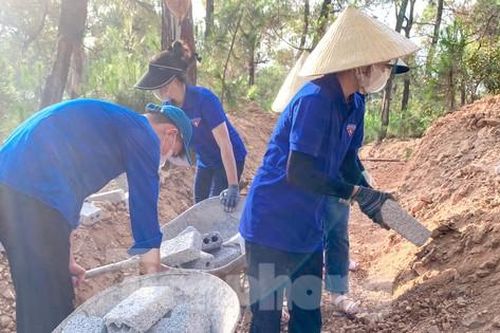 Bạn trẻ đội nắng hỗ trợ chuyển nguyên vật liệu xây dựng hầm hào diễn tập