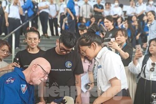 Hơn 1.000 học sinh trò chuyện cùng cựu phi hành gia NASA