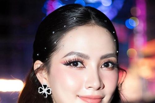 Người đẹp Phan Thị Mơ ăn vội, ngủ ít vì mê chạy show