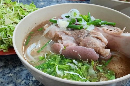 Bún đỏ, gỏi cà đắng: Có nơi nào ăn ngon như Buôn Ma Thuột