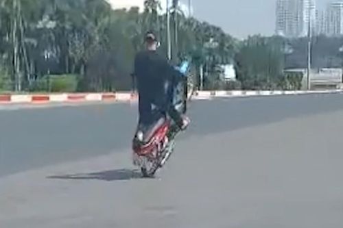 Bốc đầu xe máy 600m trước sân Mỹ Đình, nam thanh niên bị công an triệu tập
