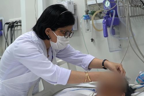 Vụ cả nhà nhập viện sau bữa ăn: Cha đã mất, mẹ đang nguy kịch