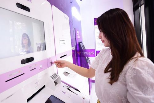Ngân hàng 'nóng lòng' chuyển đổi số bởi áp lực từ các Fintech