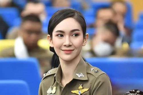 Ca sĩ, hoa hậu Thái Lan được thăng hàm đại úy