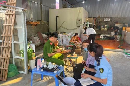 Không có chứng nhận an toàn thực phẩm vẫn sản xuất hàng vạn que kem sữa