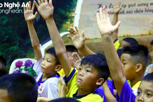Các cầu thủ nhí dự Cúp Báo Nghệ An hào hứng tham quan, trải nghiệm các hoạt động tại Bảo tàng Nghệ An