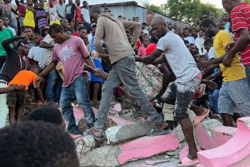 Bác sĩ Cuba hỗ trợ các nạn nhân động đất ở Haiti