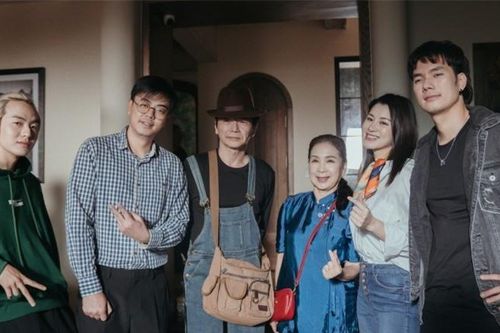 Tạm biệt 'giao diện' khắc khổ, NSND Trung Anh mặc quần yếm sặc sỡ trong phim mới
