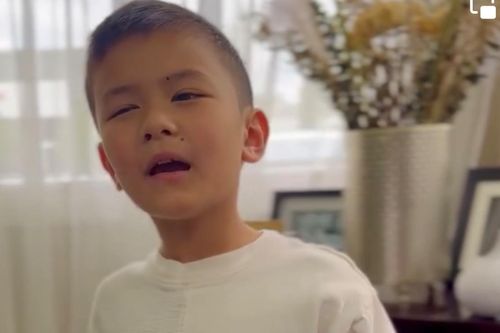 Nhập vai quá 'so deep', quý tử nhà Đan Trường khiến mẹ phải thốt: 'Con thất tình à?'