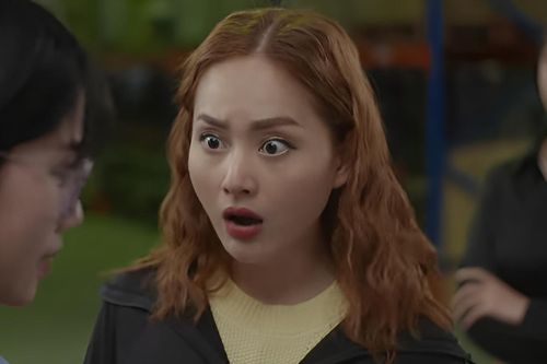 Gia Đình Mình Vui Bất Thình Lình: Hà (Lan Phương) gây tranh cãi vì hành động 'bật' sếp giữa công ty