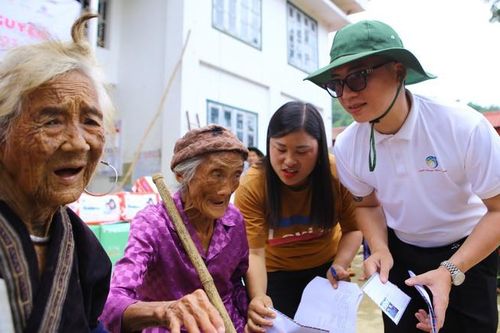 Trao tặng quà cho người dân vùng cao Tả Sìn Thàng