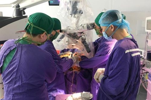Xuyên đêm cấp cứu bệnh nhi 12 tuổi ngã cao vỡ lún xương sọ