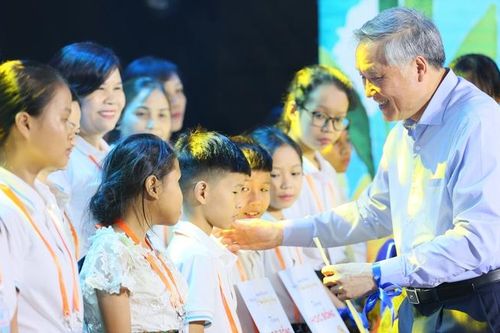 7.910 trẻ mồ côi khó khăn được cam kết nhận đỡ đầu mới từ năm 2023