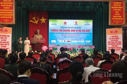 Báo Quân đội nhân dân trao giải cuộc thi viết 'Những tấm gương bình dị mà cao quý'