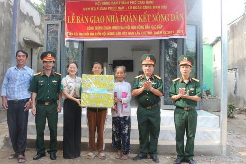 Hội Nông dân TP. Cam Ranh Bàn giao 'Nhà đoàn kết nông dân' cho hội viên nghèo