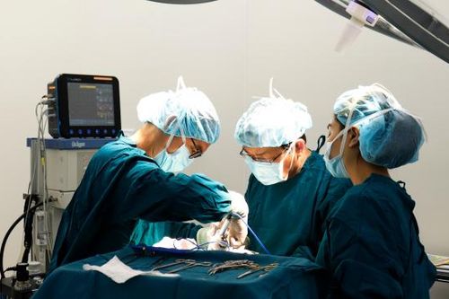 Cắt thành công toàn bộ tuyến giáp cho bệnh nhân ung thư tuyến giáp