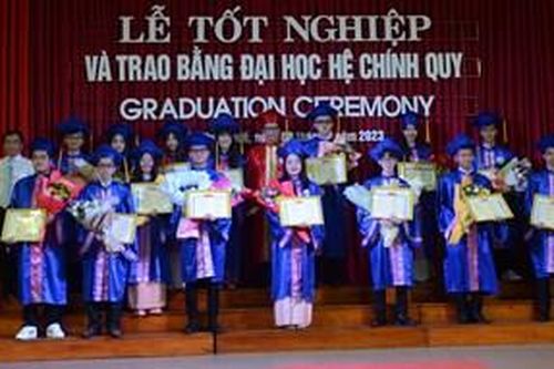 417 sinh viên Trường đại học Sư phạm tốt nghiệp ra trường